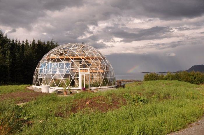 Eco-house With A Glass Dome (23 pics)
