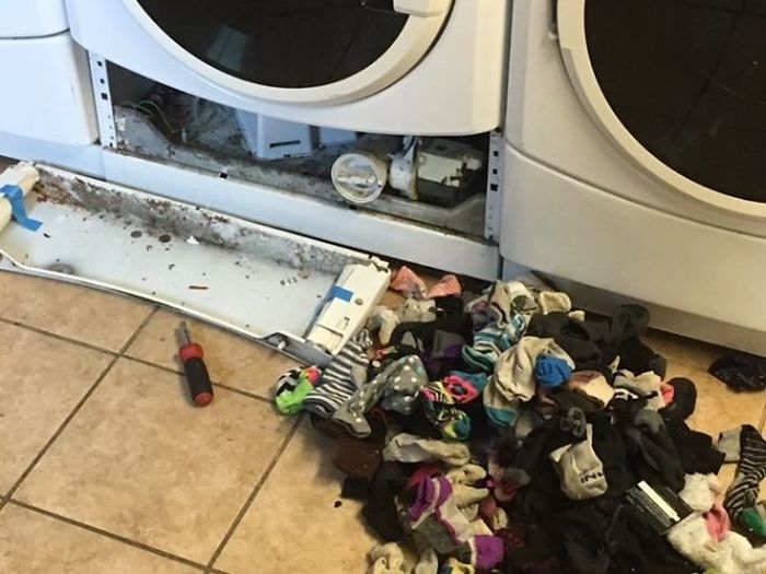 This Is How Washing Machines Eat Socks (4 pics)
