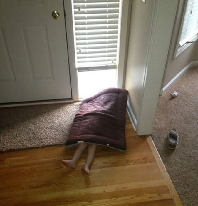 Children Playing Hide And Seek (24 pics)