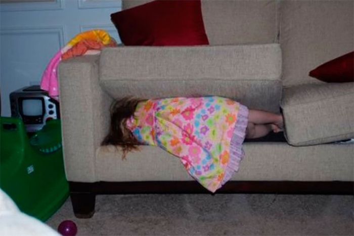 Children Playing Hide And Seek (24 pics)