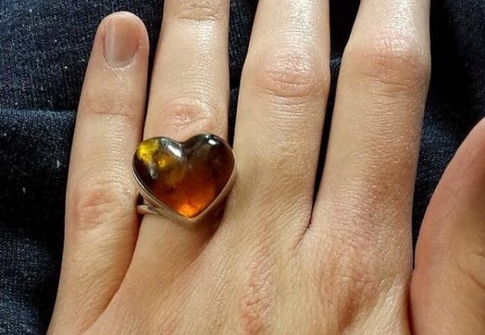 Woman Hates Her Engagement Ring (5 pics)