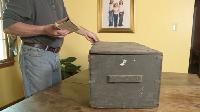A Guy Rescued This Old Trunk From A Dumpster And Gave It Back To Its Owner (15 pics)