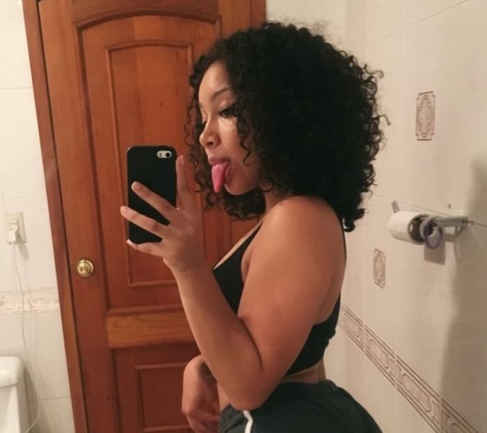This Bathroom Selfie Leaves A Lot Of Questions (3 pics)
