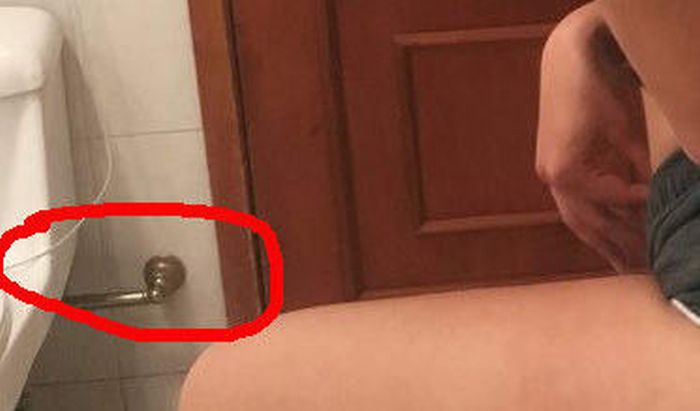 This Bathroom Selfie Leaves A Lot Of Questions (3 pics)