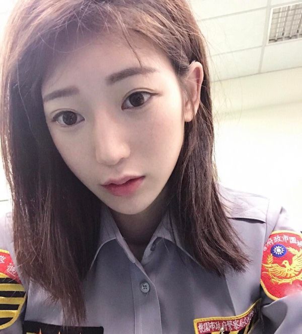 Cute Asian Police Girl (21 pics)