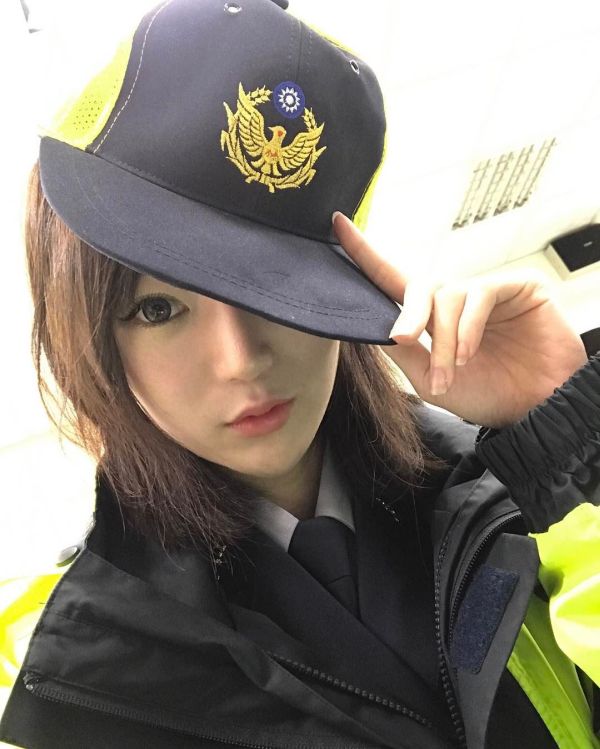 Cute Asian Police Girl (21 pics)