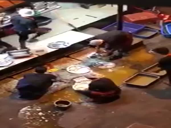 Restoran Raj's Banana Leaf Basuh Pinggan Di Lopak Jalan