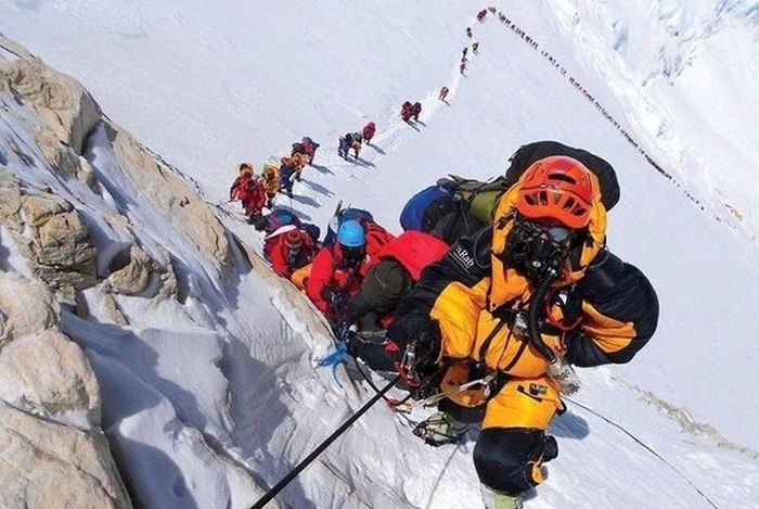 Everest Is Full Of Trash (12 pics)