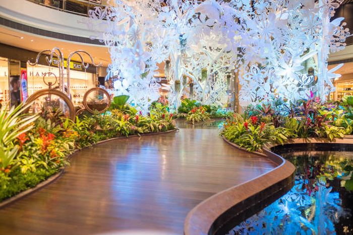 Singapore’s Changi Airport Is An Amazing Place (41 pics)