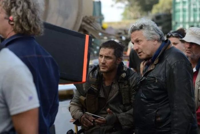 Actors Chilling Behind The Scenes In Costumes (28 pics)