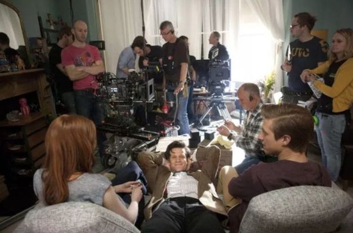 Actors Chilling Behind The Scenes In Costumes (28 pics)