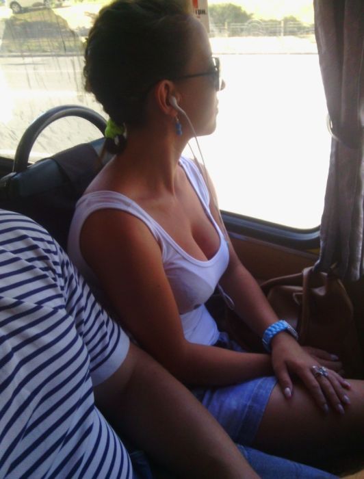Cleavage Girls In Public Transport (15 pics)