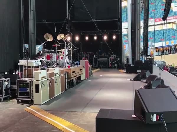 'Dave Grohl' Falls Off The Stage At Ullevi