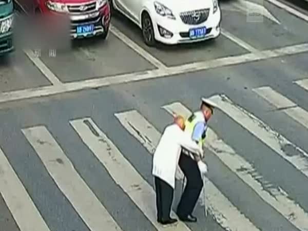 Chinese Police Officer Gives Piggyback to Old Man