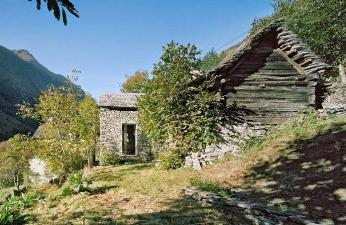 This House Looks Like A Hut, But Let's Take A Look inside (6 pics)