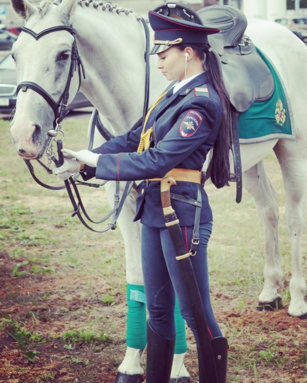 Beautiful Russian Police Girl (5 pics)