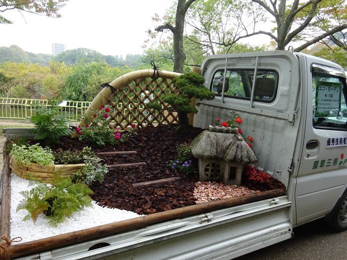 Japanese Compete To See Who Can Turn The Back Of Their Truck Into The Best Garden (25 pics)