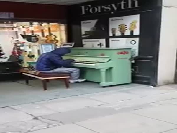 Street Pianist Impresses Shoppers In Manchester