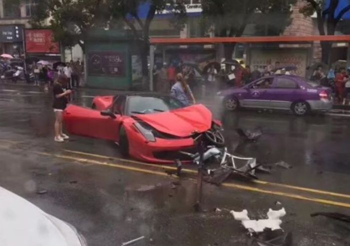 A Woman Crushed $650,000 Rented Ferrari (2 pics + video)