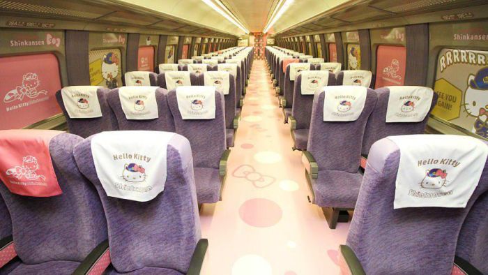 Hello Kitty Train In Japan (5 pics)
