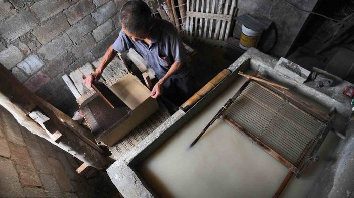 A Chinese Man Produces Paper Manually (6 pics)