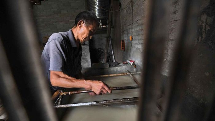 A Chinese Man Produces Paper Manually (6 pics)