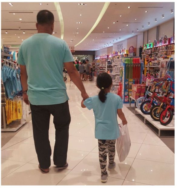 Husband/Daughter Holding Hands Since 2014 (16 pics)