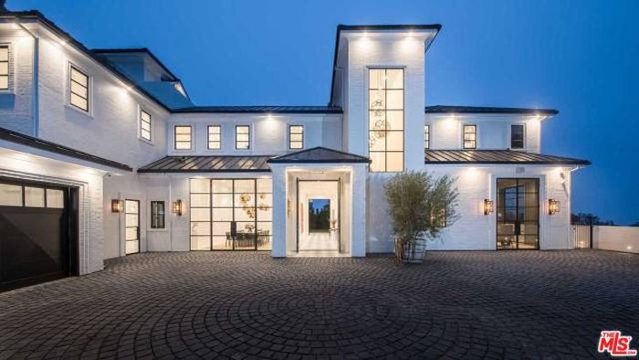 Welcome To LeBron James’ Castle (18 pics)