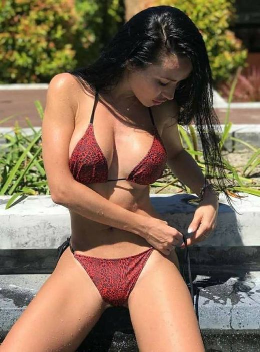 Hot Girls In Bikinis (41 pics)