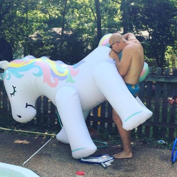 Vin Diesel haciendole un rimjob a un unicornio