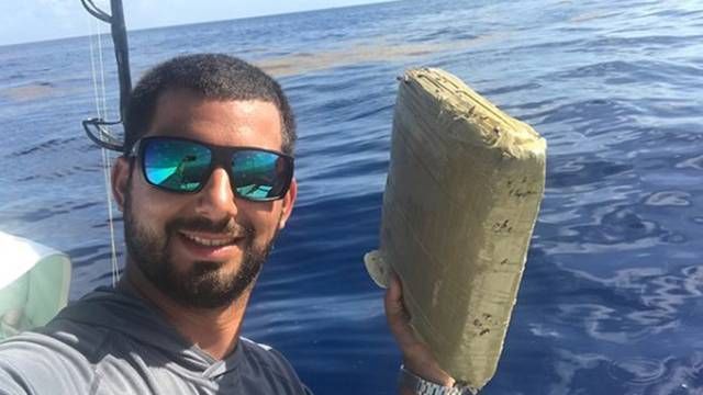 A Resident Of Florida Caught A Pack Of Marijuana (3 pics)