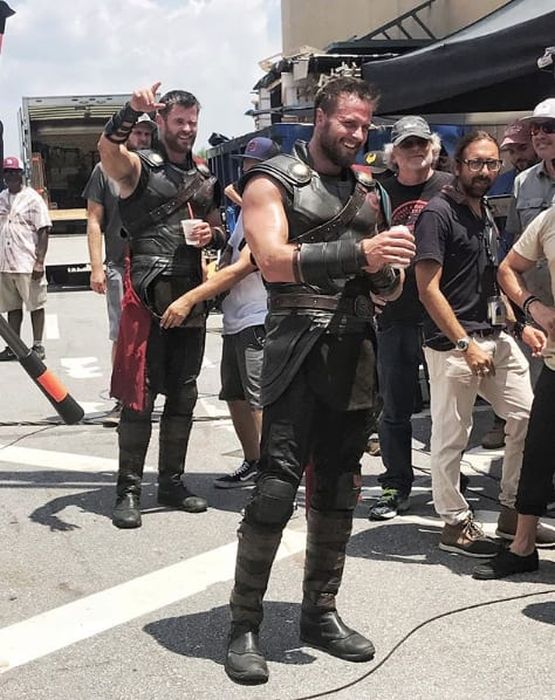 Behind-The-Scenes Photos Of Marvel Movies (35 pics)