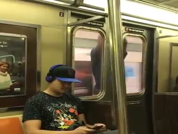 Commuter Captures Man Outside The Doors Of A Subway Train In New York