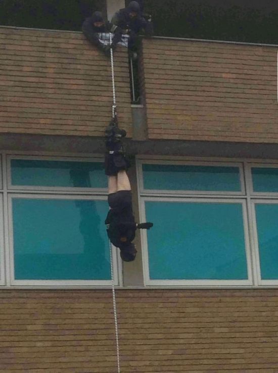 These People Live Dangerous Lives (18 pics)