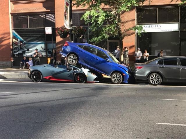 Lamborghini Beneath A Honda Civic (4 pics)