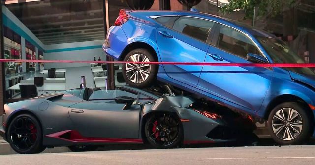 Lamborghini Beneath A Honda Civic (4 pics)