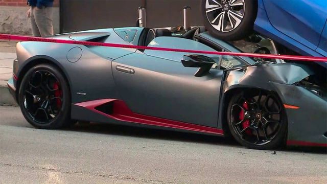 Lamborghini Beneath A Honda Civic (4 pics)