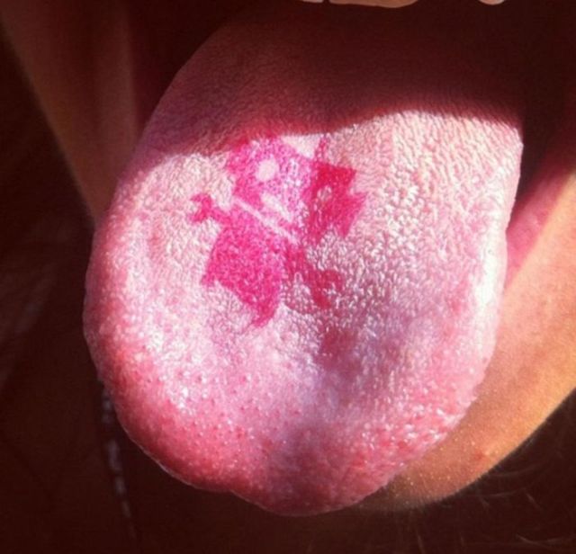 Tongue Tattoos (20 pics)