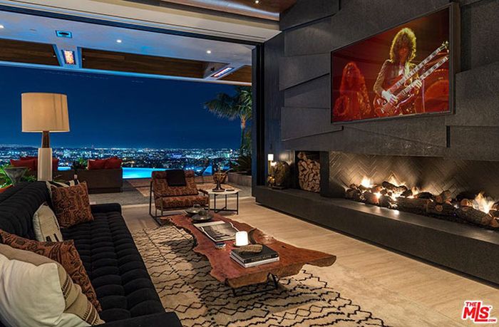 Inside A $38 Million Hollywood Hills Mansion (41 pics)