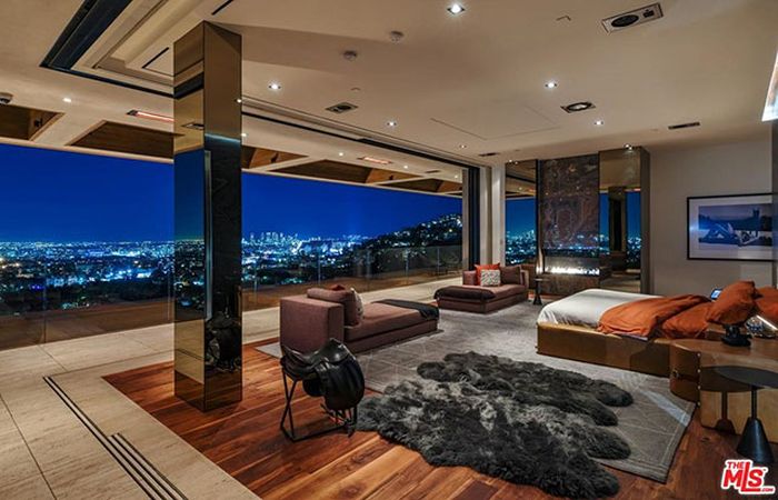 Inside A $38 Million Hollywood Hills Mansion (41 pics)