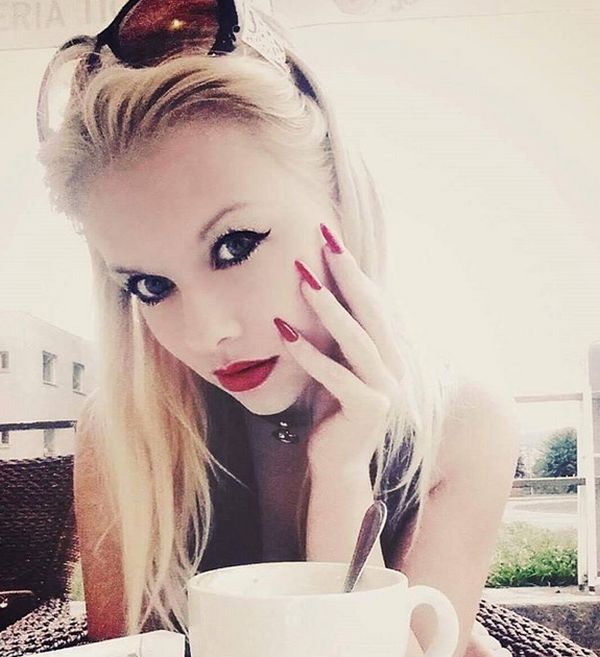 Lolo Ta Bella Is A Doll (10 pics)