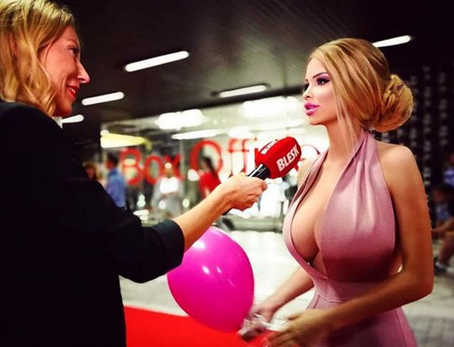 Lolo Ta Bella Is A Doll (10 pics)