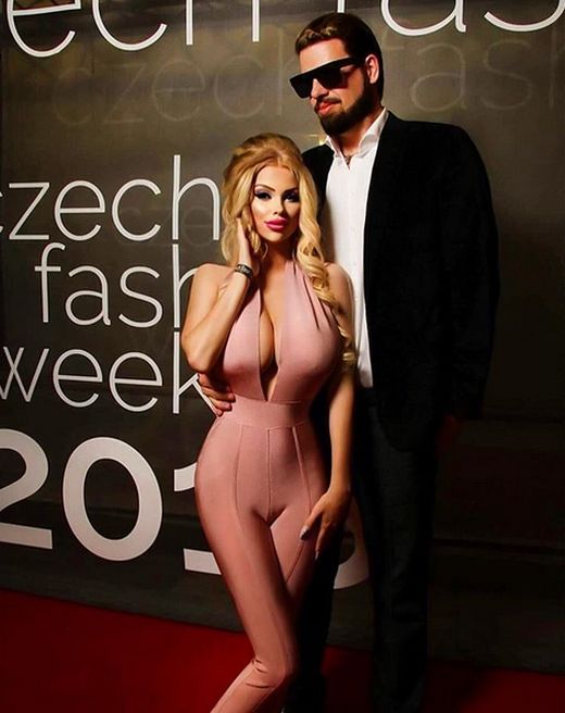 Lolo Ta Bella Is A Doll (10 pics)