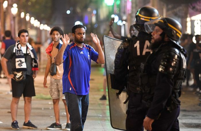 French Fans Start Riots After France Wins World Cup (25 pics)