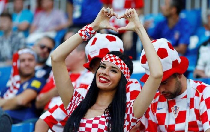 Hot Croatian Cheerleader Ivana Kn ll 20 Pics 