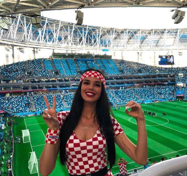 Hot Croatian Cheerleader Ivana Knöll (20 pics)