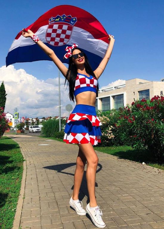 Hot Croatian Cheerleader Ivana Knöll (20 pics)