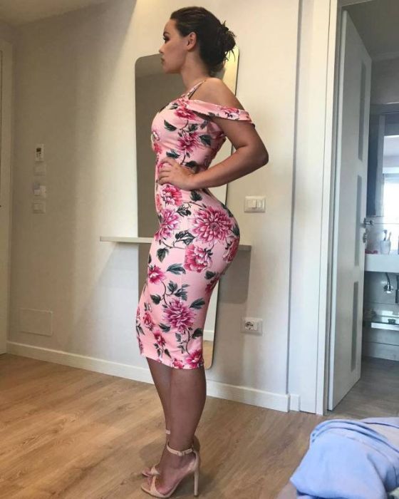 Girls In Tight Dresses (37 pics)