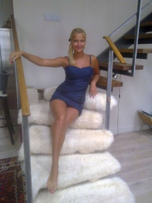 Girls In Tight Dresses (37 pics)