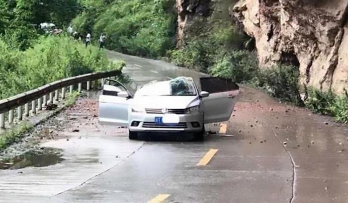A Huge Falling Boulder Lands On Car (3 pics + video)